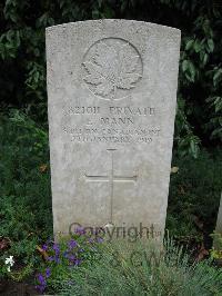 Etaples Military Cemetery - Mann, E